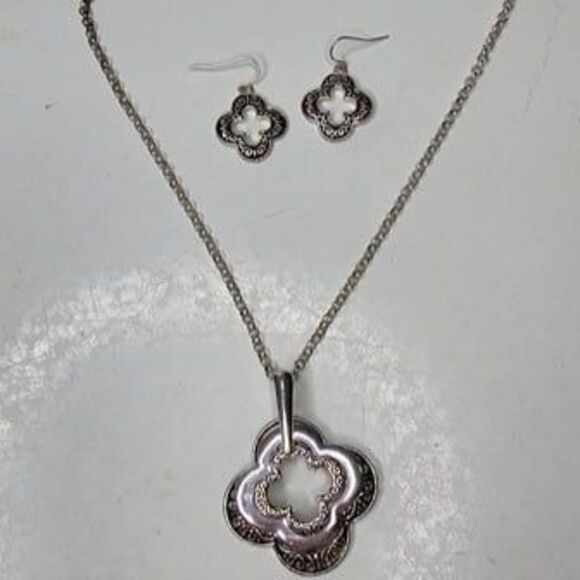 Silver Tone Layered Pendant on Link Chain Necklace with Dangle Earrings 18"L - Picture 1 of 4